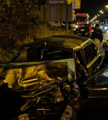 Під Києвом у лобовому зіткненні вантажівки та легковика загинули троє людей