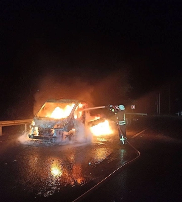 Водій вибрався з вогню: на Волині біля залізничного переїзду згоріло авто