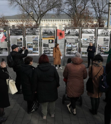 На Контрактовой площади в Киеве открыли уличную фотовыставку о разрушенных оккупантами городах