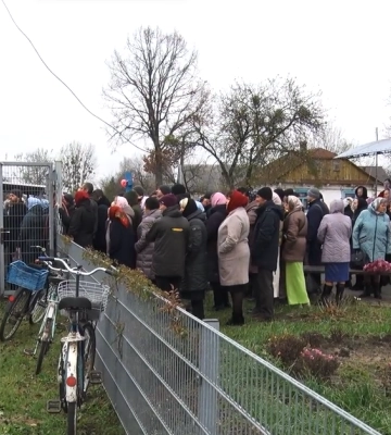 «Ганьба» під капличкою: прихожани УПЦ МП на Волині не впустили поліцію до храму