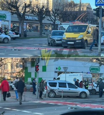 Їхав на червоне світло: ранкова аварія на проспекті Незалежності у Чернівцях