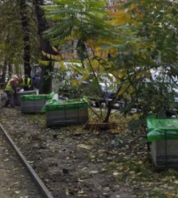 У центрі Львова кладуть нову плитку та косять траву