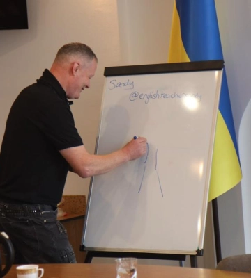 Британець безкоштовно навчає англійської мови рівнян