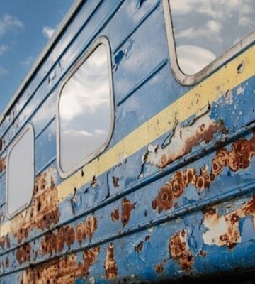 До Дня залізничника у центрі Києва експонують обстріляний вагон евакуаційного потяга з Ірпеня