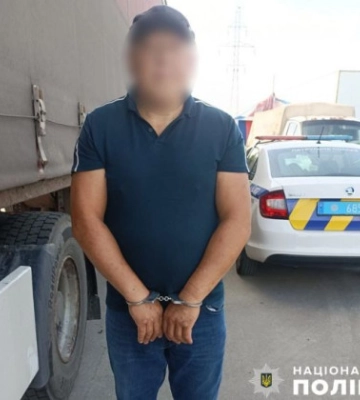 У Києві іноземець викрав у торговця на ринку $5 000, які були сховані серед товару