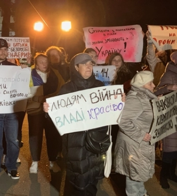 «Діти донатять, а влада кладе...»: у Луцьку знову акція проти витрат мерії 