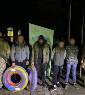 Прикордонники затримали ухилянтів, які намагалися переплисти Тису на дитячих надувних колах