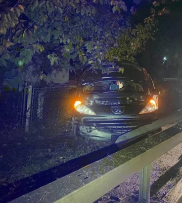 На Рівненщині Peugeot в'їхав у відбійник