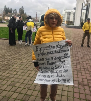 «Герой загинув через те, що у нього не було дрону»: у Луцьку біля Волинської ОДА активісти вкотре вийшли на мітинг. Фото