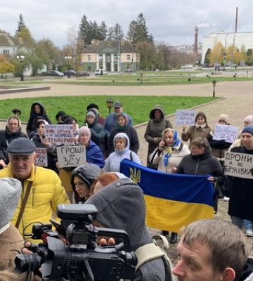 «Дрони, а не бруківка»: лучани вкотре мітингують під стінами облради 