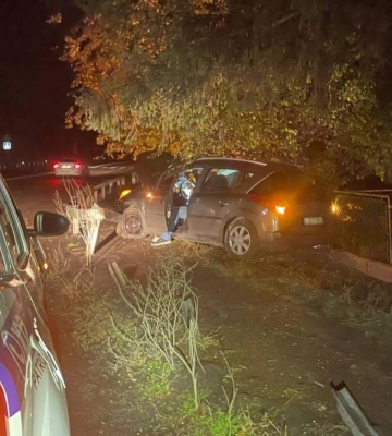 На Рівненщині Peugeot в'їхав у відбійник