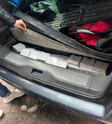 У прихованому багажнику мешканка Львівщини намагалася ввезти техніку APPLE