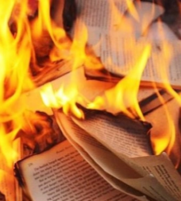 В Мелитопольском районе оккупанты массово сжигают книги на украинском языке