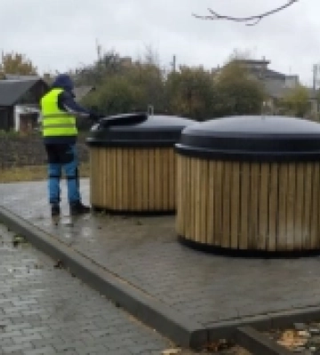 У Луцьку встановили 10 напівпідземних сміттєвих контейнерів: чим вони особливі