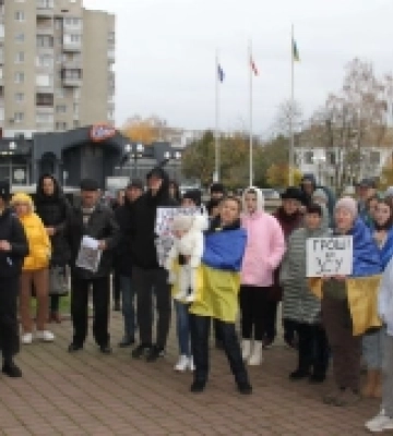 У Луцьку учасники акції «Спочатку дрони» запитали  у депутатів обласної ради про бюджетні  кошти