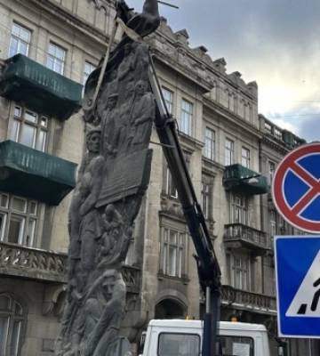 У Львові демонтували дві радянських пам&#039;ятки