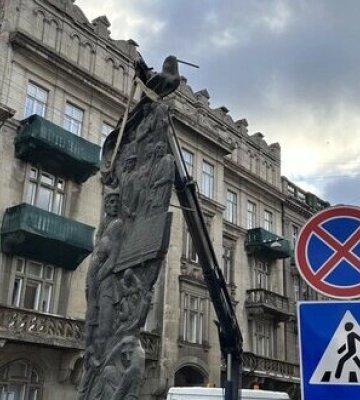 У Львові демонтували дві радянських пам&#039;ятки