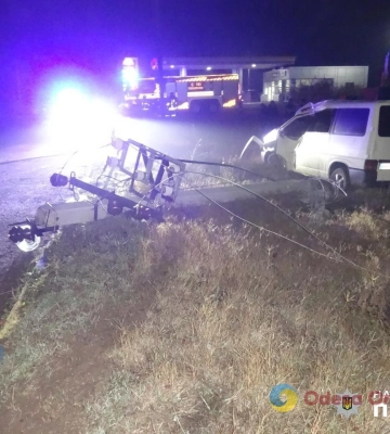 На Одещині мікроавтобус зіткнувся з залізобетонною опорою — водій загинув