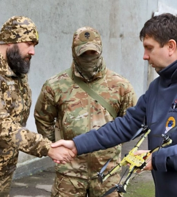 Дніпро системно доправляє на фронт FPV-дрони вітчизняного виробництва: нині військові отримали ще 45 таких БпЛА