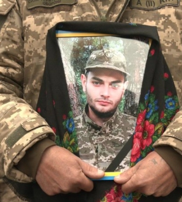 &quot;Він був нам як син&quot;. У Сумах провели в останню путь загиблого десантника Олексія Батрака