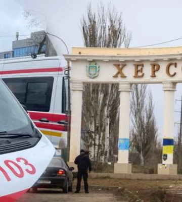 Російські військові ввечері завдали ударів по Херсону: загинула жінка, троє поранених