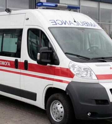 С ребенком на руках: в Днепре 29-летняя женщина выпала с балкона многоэтажки