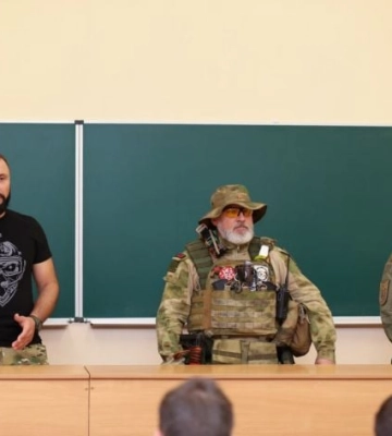 А панама не жмет? - в Мелитополе ряженые судоплатовцы зазывает студентов в свои ряды 