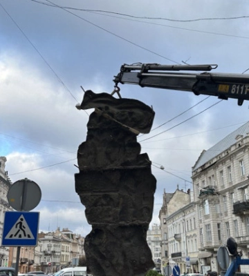 Во Львове демонтировали барельеф советскому пролетариату, фото
