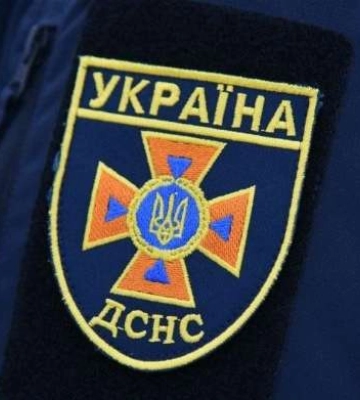 У Дніпрі надзвичайники спустили з козирка під’їзду травмовану дитину та тіло загиблої жінки