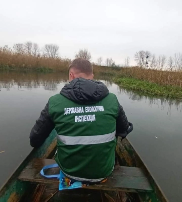 Екоінспекція перевіряє, чи справді брудна вода у річці на Рівненщині