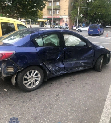 У центрі Одеси зіткнулися автівки – одна з них врізалася у світлофор, який впав на дівчину