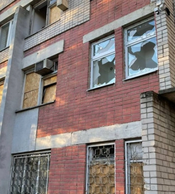 У Херсоні під час ворожого обстрілу пошкоджено медичний заклад 