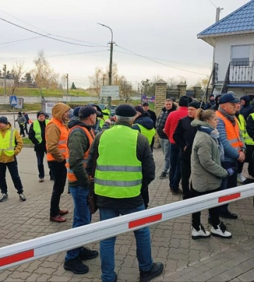 Під польським консульством у Луцьку перевізники вимагають розблокувати пункти пропуску на кордоні