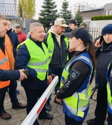 Під Генконсульством Польщі в Луцьку перевізники вимагають розблокувати кордон