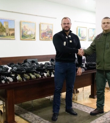 Мер Луцька передав нацгвардійцям дрони та протимінні чоботи
