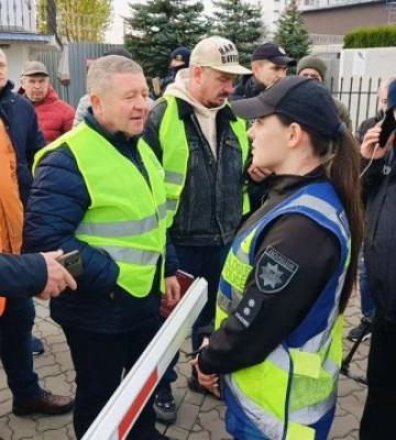 Під польським консульством у Луцьку перевізники вимагають розблокувати пункти пропуску на кордоні