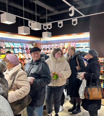 Величезні черги і купа людей: у Луцьку відкрився скандальний «Рошен». Фото, відео