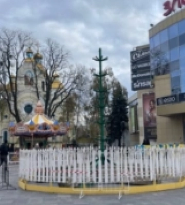 У Рівному вже почали встановлювати новорічну ялинку (ФОТОФАКТ)