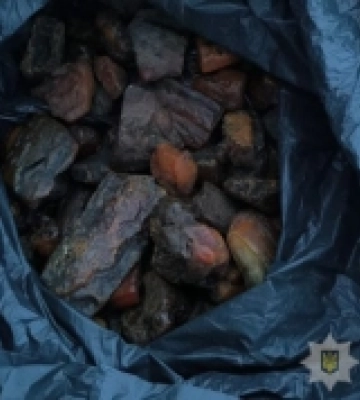 На Маневиччині поліцейські вилучили майже 30 кілограмів бурштину