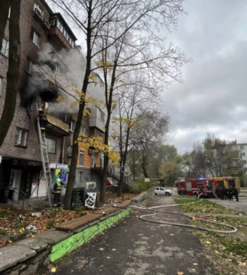 В Запорожье тушили пожар в многоэтажке: эвакуировали пятерых взрослых, ребенка и животных, — ФОТО, ВИДЕО