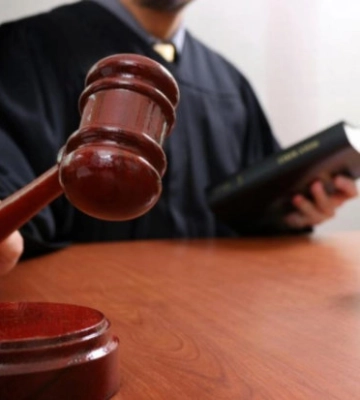Посадовицю з Калуша оштрафували за напад через ревнощі: скільки заплатить