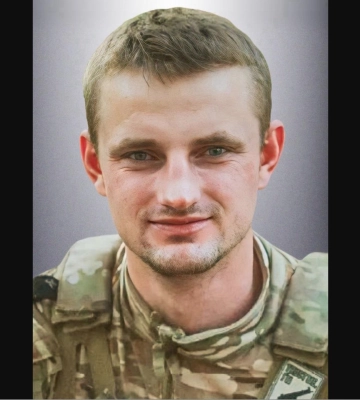 Сталевий і срібний хрести старшого лейтенанта Тараса Сивенького, який героїчно загинув під час виконання бойового завдання