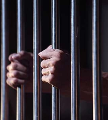 Канівчанин проведе за ґратами понад 5 років за крадіжку ноутбуків з магазину Канівчанин проведе за ґратами понад 5 років за крадіжку ноутбуків з магазину