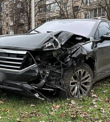 В Кривом Роге, вероятно, нетрезвый водитель врезался в электроопору, убегая от полиции