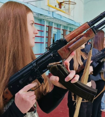 Вишкіл для студентів: у Луцьку молодь вчили керувати дроном, тримати автомат і надавати меддопомогу