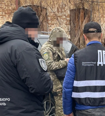 Обещал избежать мобилизации: в Сумах на взятке задержали инспектора ВСП