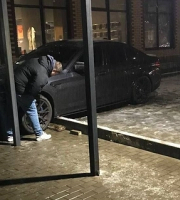 У Луцьку авто влетіло в зупинку навпроти «Гостинця» 