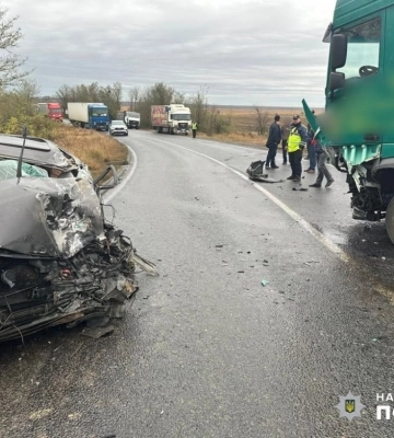 На Одещині внаслідок зіткнення легковика та вантажівки постраждало молоде подружжя (ФОТО)