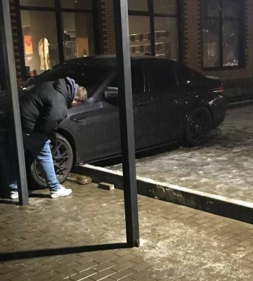 У Луцьку авто влетіло в зупинку навпроти «Гостинця» 