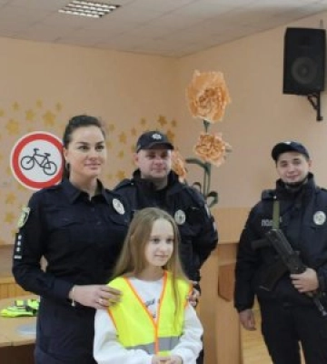 Безпечне дитинство: поліцейські охорони Закарпаття взяли участь в уроці для школярів